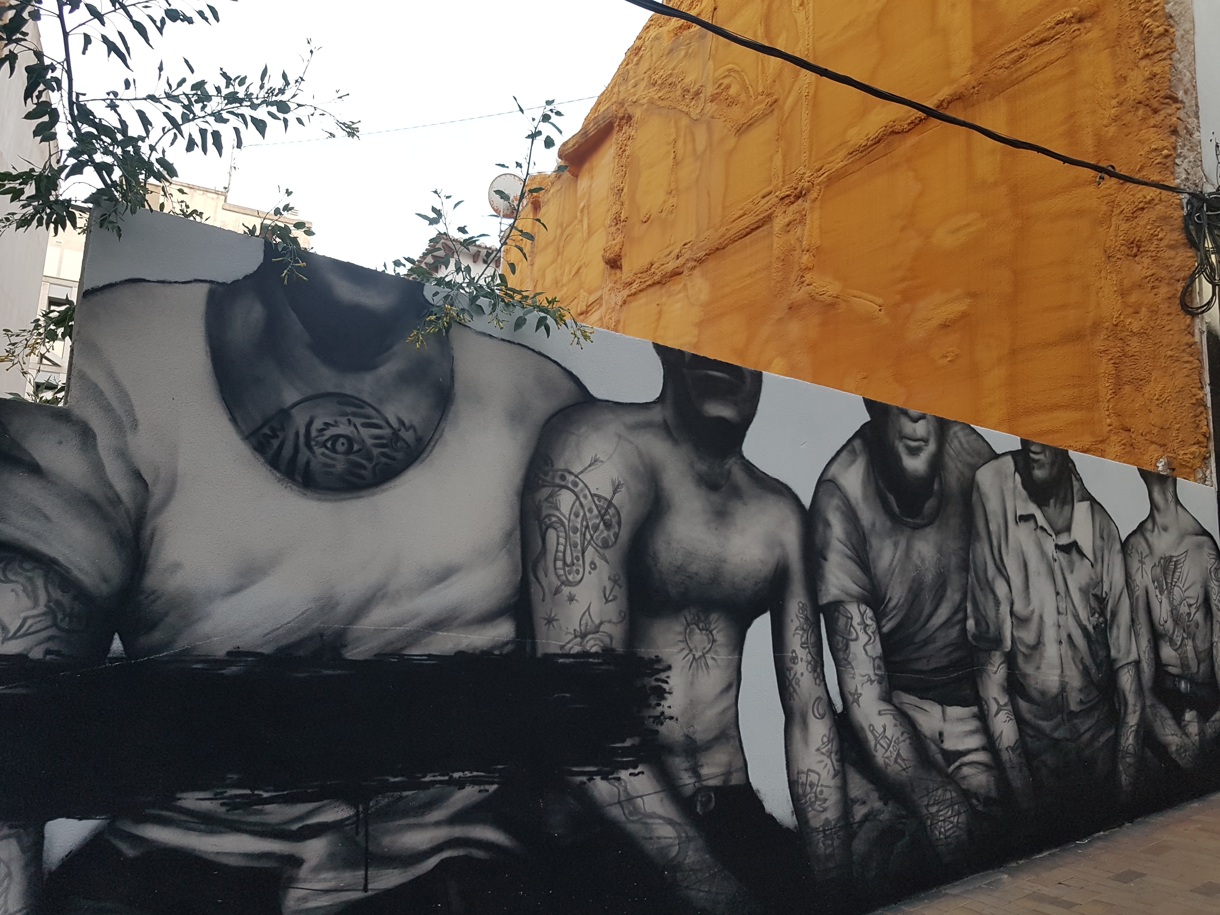 Сейчас на пляжах Бенидорма брутальных рыбаков уже не увидишь - только на черно-белых фотографиях в музее или в граффити.