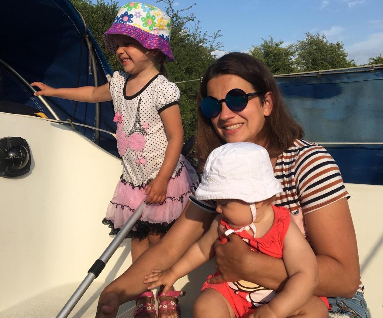 На Юлю легли заботы о детях и приготовление пищи