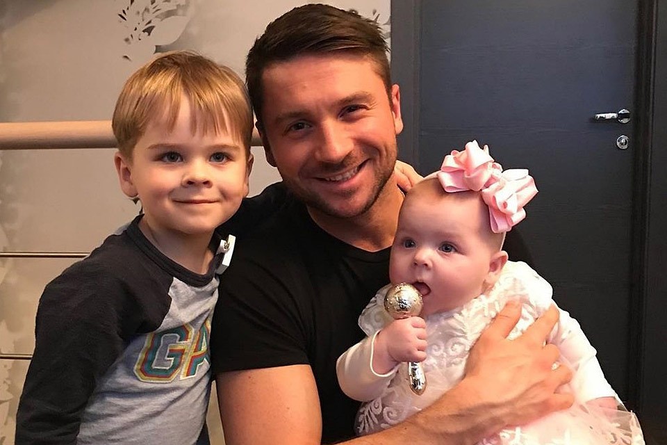 Zpěvák Sergej Lazarev se svým synem Nikitou a dcerou Anyou.