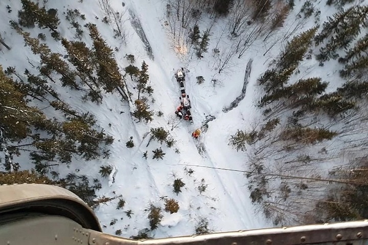 Когда прибыл вертолет, райдеры отказались от помощи. Фото: ГУ МЧС по Свердловской области