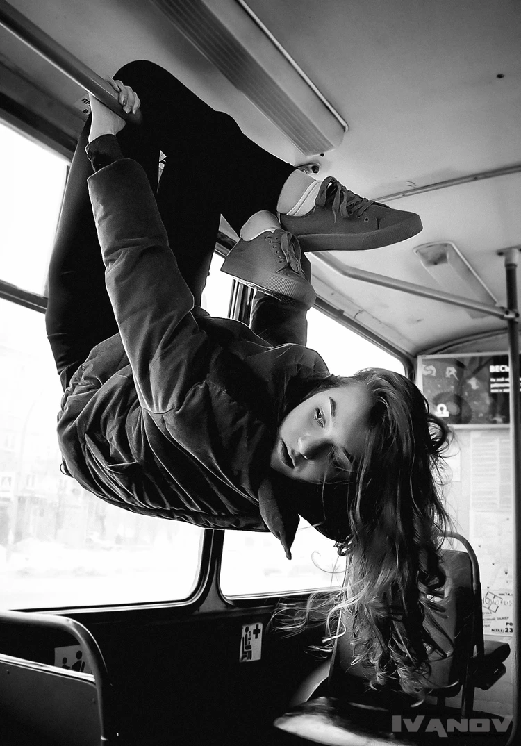 Волочкова отдыхает!»: красивая девушка села на шпагат в троллейбусе  Челябинска - KP.RU