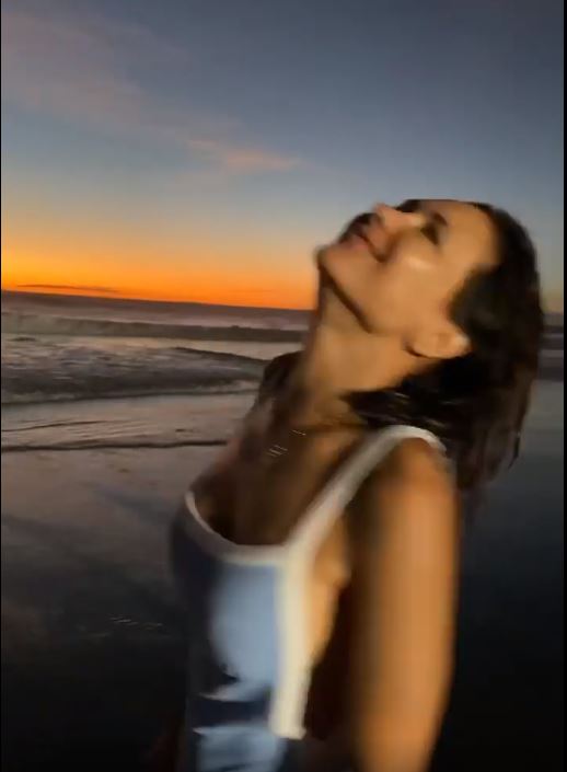 Актриса закружилась от восторга. Фото: кадр видео.