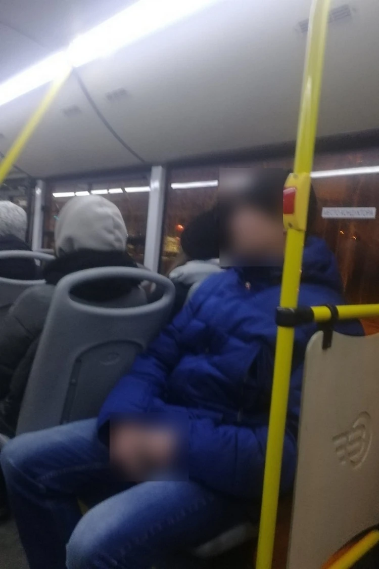 Эксгибиционист дрочит член рядом с девушкой в автобусе