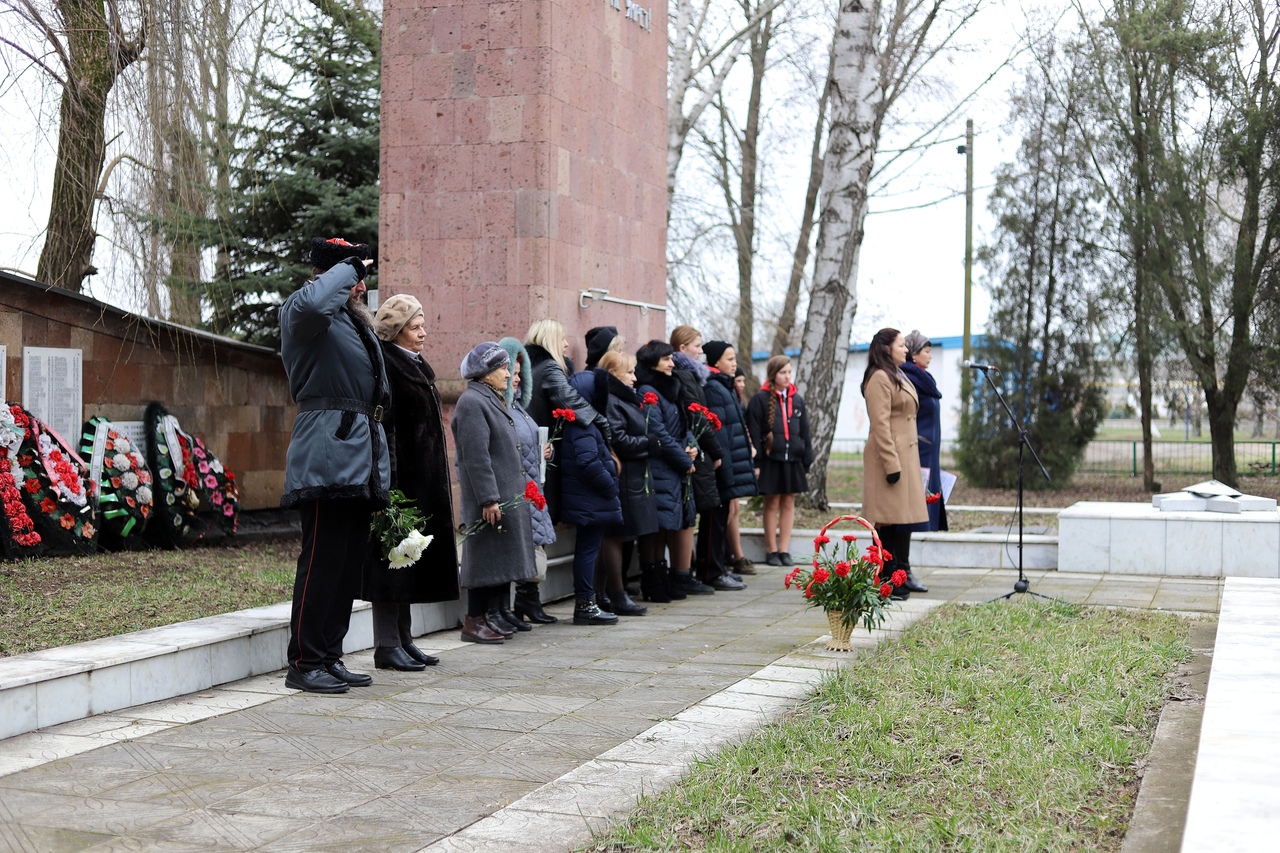 В станице Днепровской, что за хуторами Ольховский и Шкуропатский, - братское захоронение. Там покоится и Епистиния Степанова.