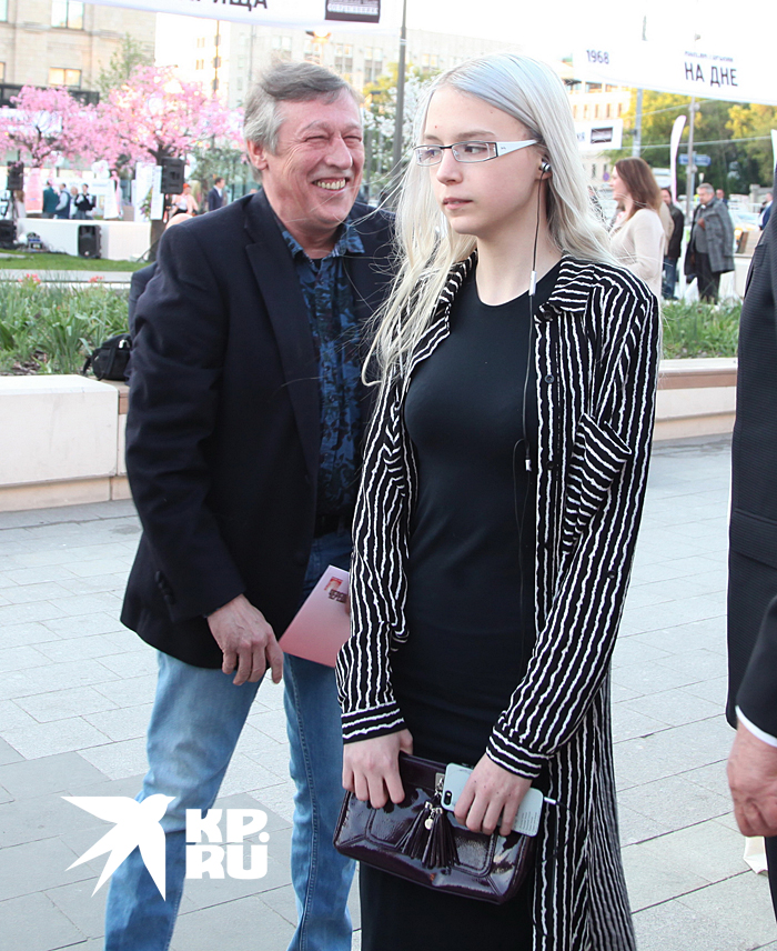 Ефремов содержал бывшую жену Ксению Качалину и их общую дочь 19-летнюю Анну-Марию