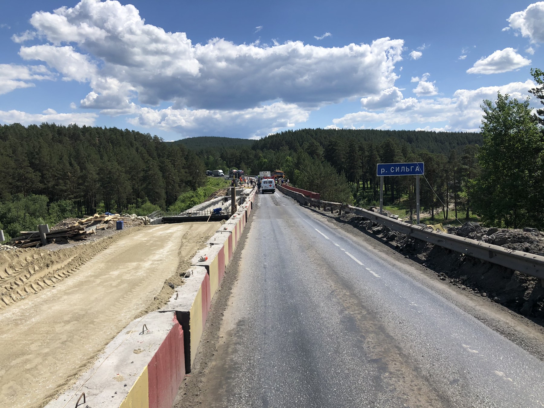 По предварительным данным, два человека погибли, еще у семерых - травмы.