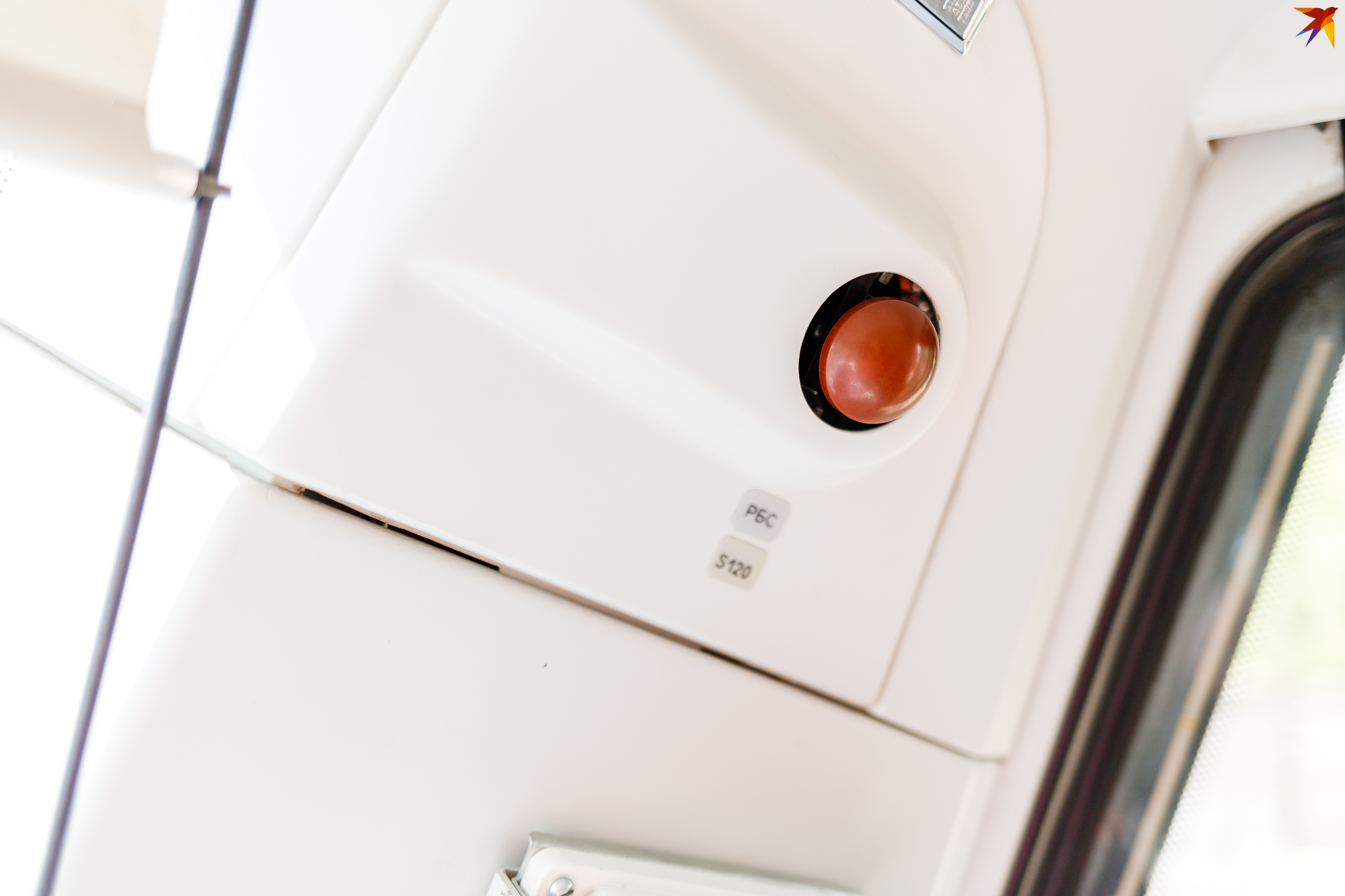 В каждой кабине есть кнопка бдительности машиниста. Ее машинист должен нажать в случае, если браслет, контролирующий бодрствование машиниста, закрепленный на руке, дает тревожные показатели. Нажав на кнопку, машинист подтверждает, что он не спит