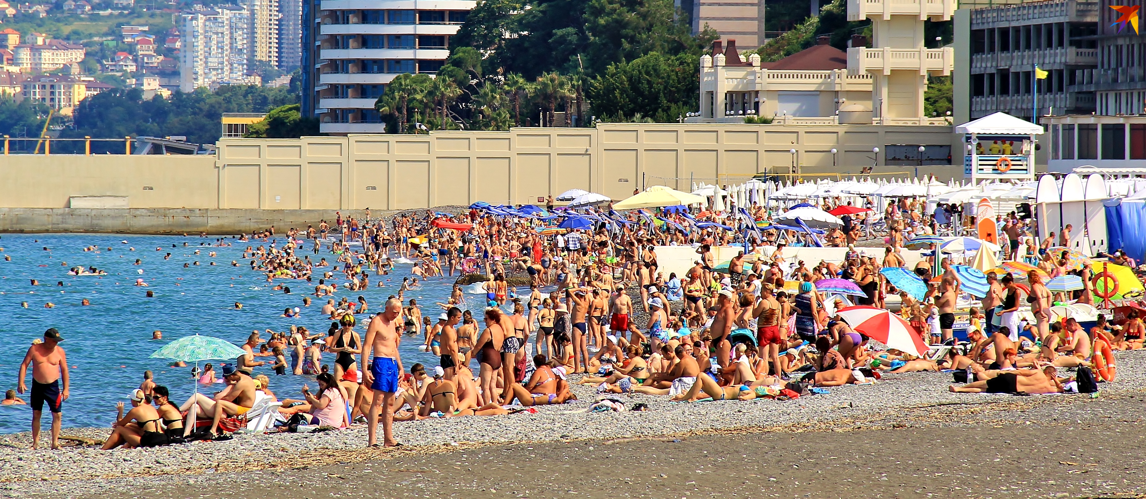 Пляжи Сочи забиты отдыхающими