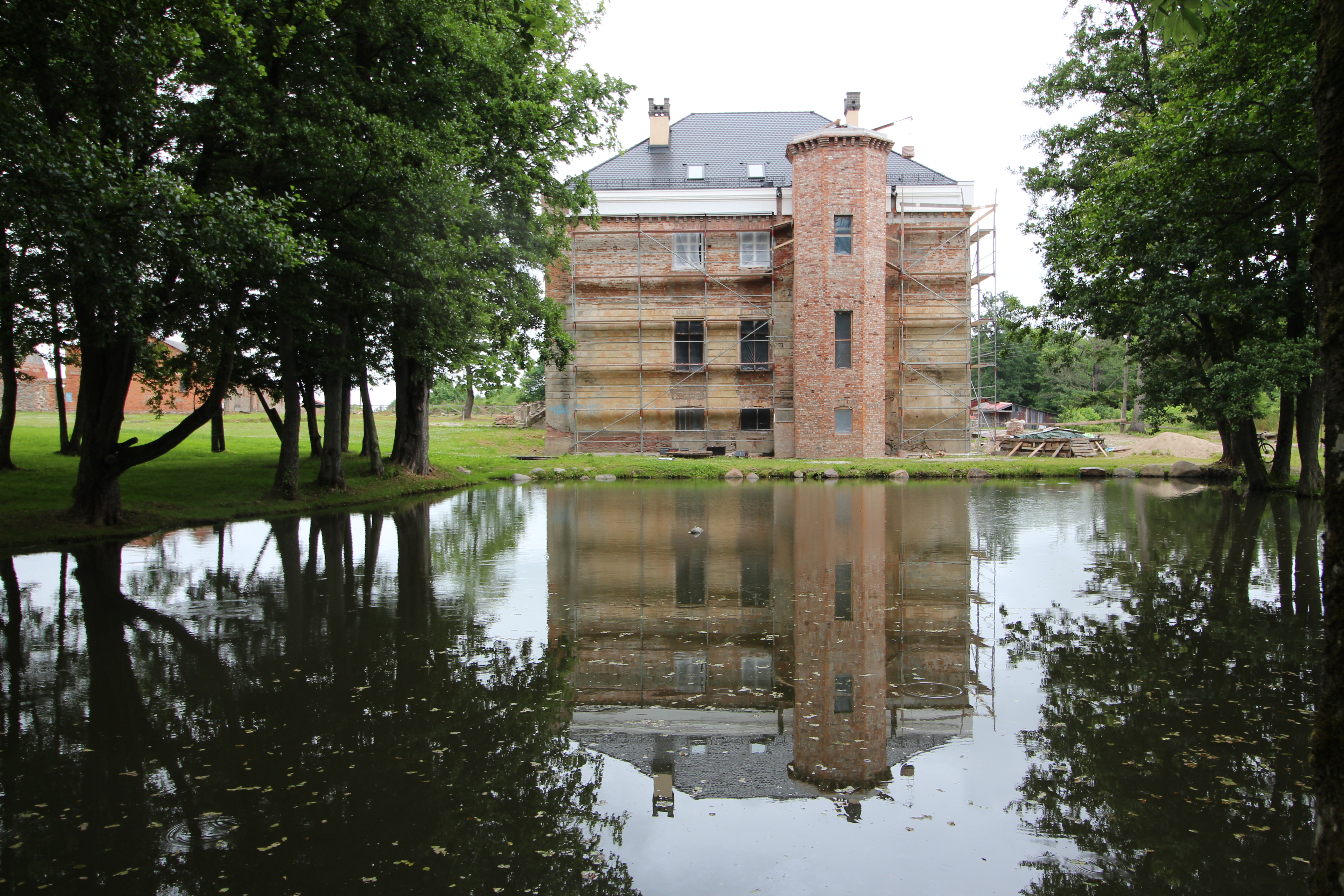Владельцы практически полностью восстановили внешний облик здания.