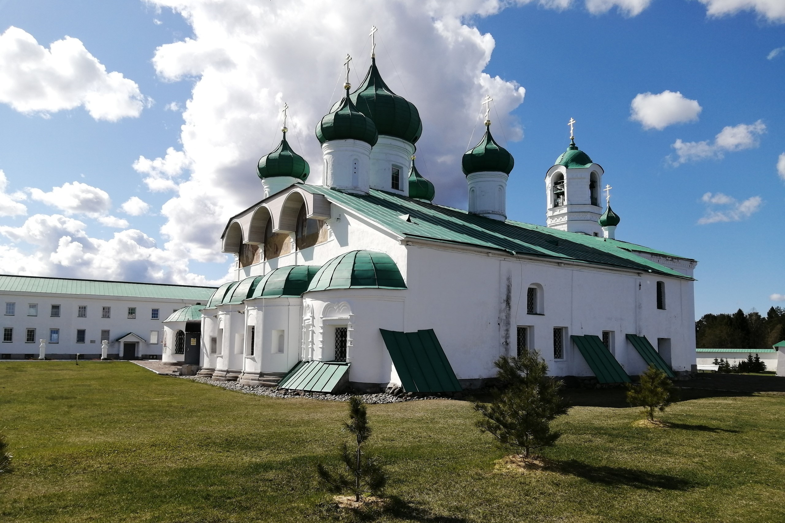 Многие едут в Лодейнопольский район, чтобы посетить Александро-Свирский монастырь. Фото: vk.com/podvorie_svirskijmonastyr