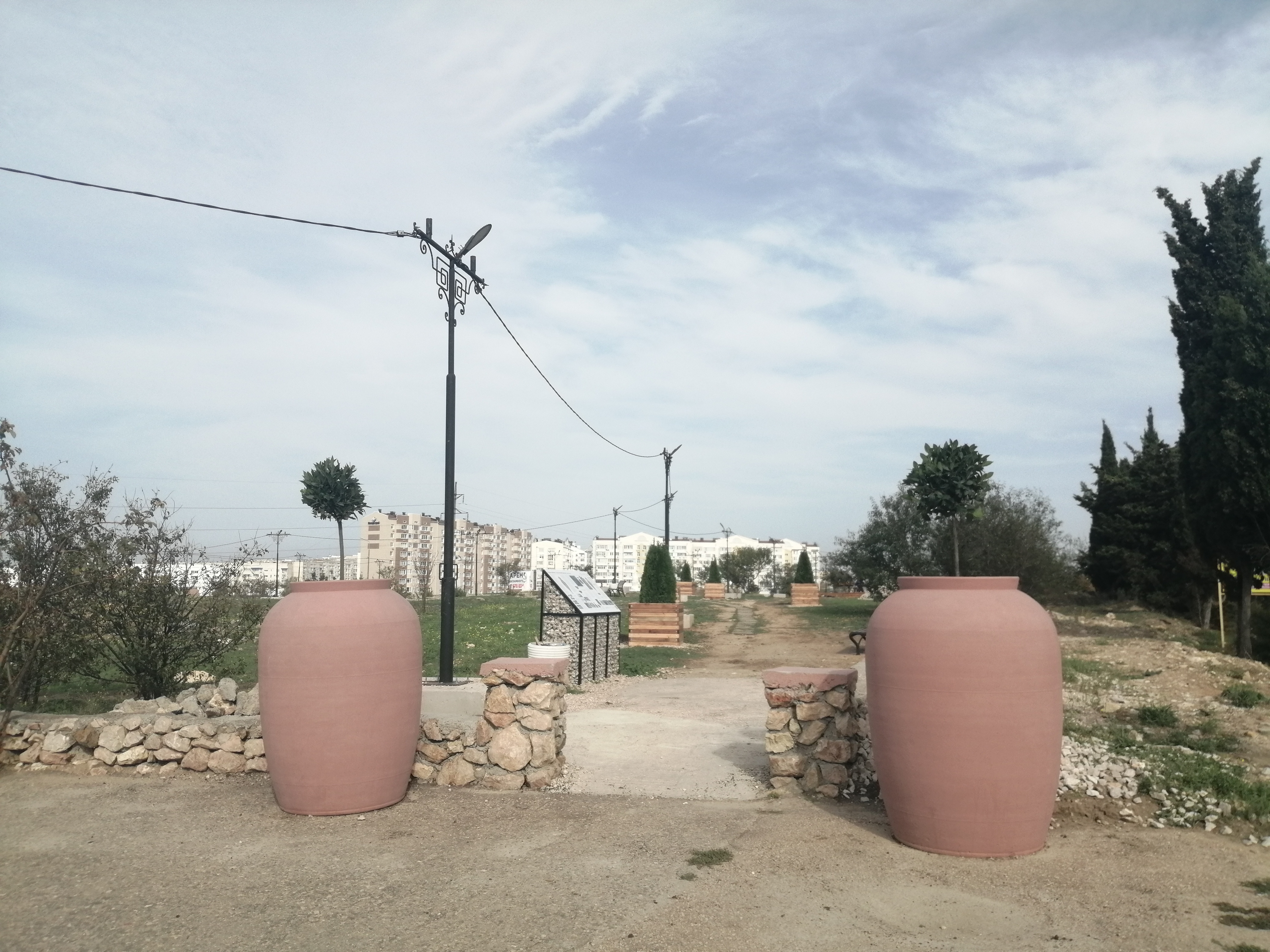 Центральный вход теперь украшают два лавра. Фото: Фериде Аблякимова