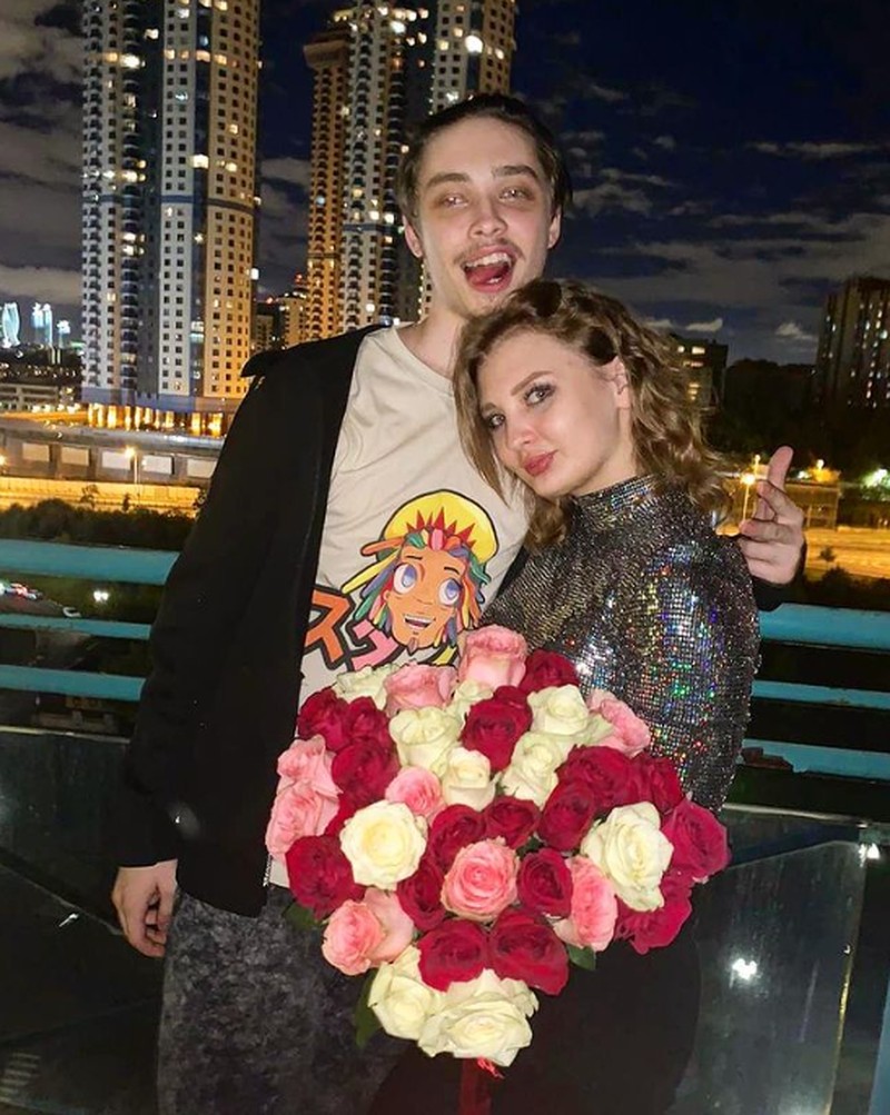 Үш мүшенің фотосы Саунада қарап отырған киска