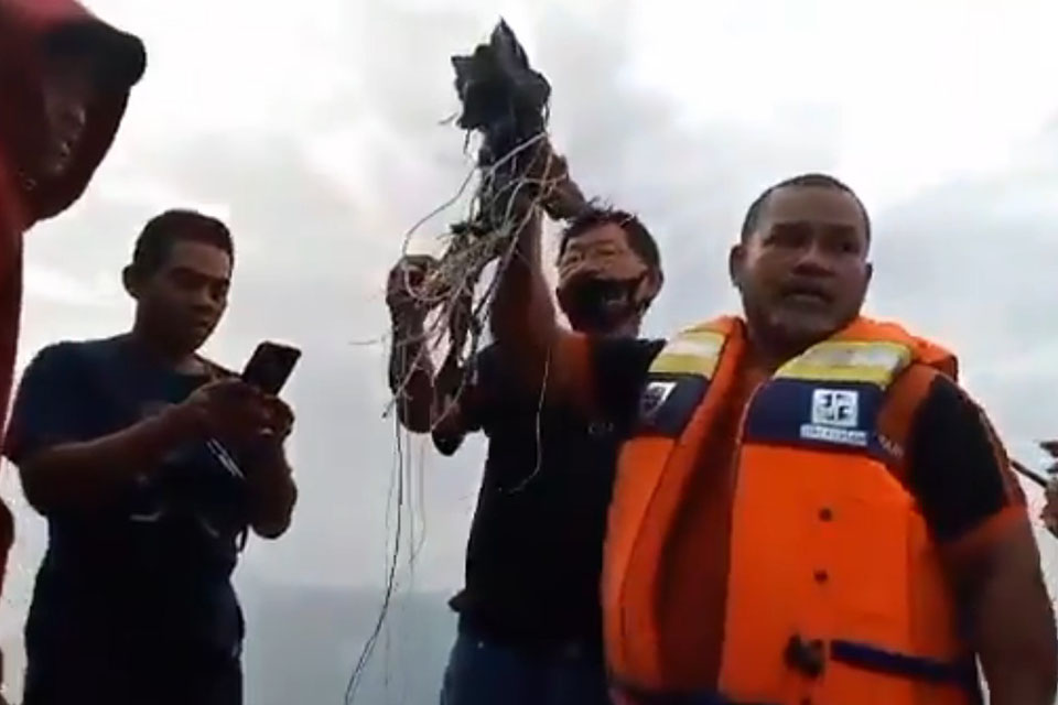 В соцсетях есть кадры, на которых из воды достают обломки, части обшивки с проводами, а также части тел.