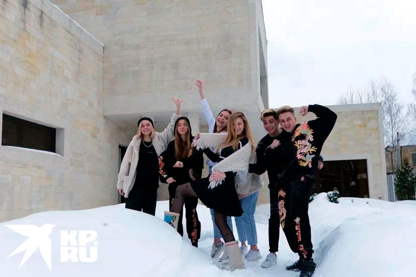 Пафоса в доме действительно хватает.