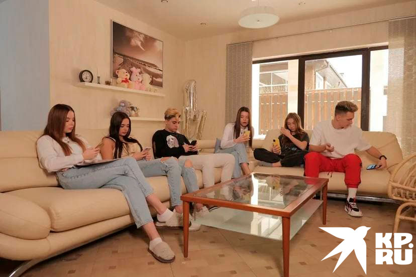 На первом этаже помимо помещения для съемок, огромная гостиная с уютными диванами, и кухня. На втором - спальни.