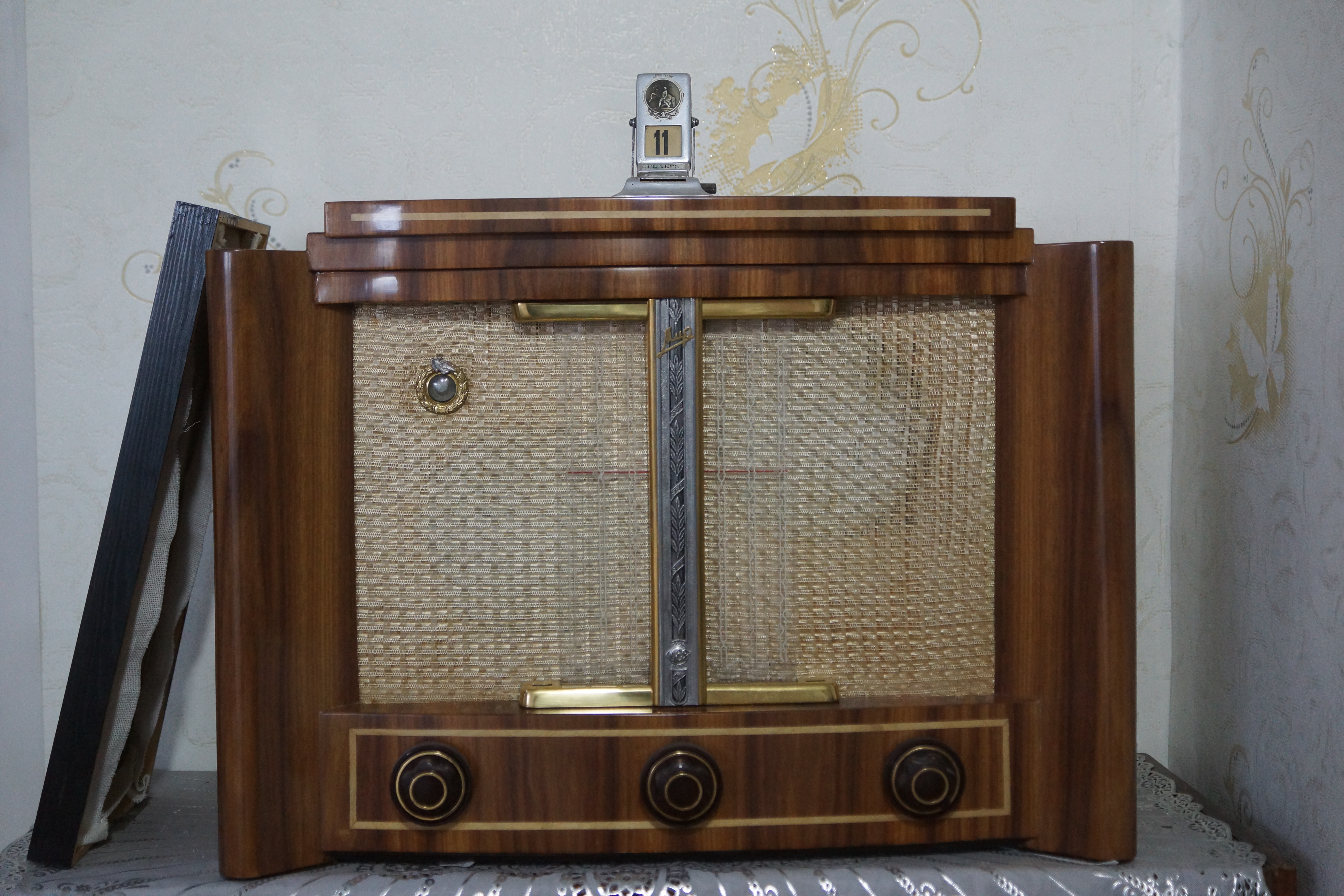 Вот это может быть приемник, который стоял в комнате Гагарина