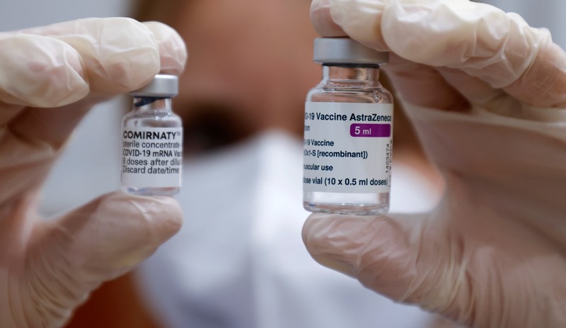 В Германии граждан прививают вакцинами от Pfizer-BioNTech и AstraZeneca.