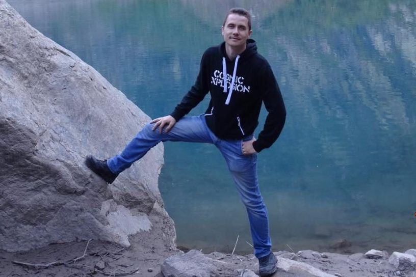 Мужчина бросился на помощь на глазах у семьи.
