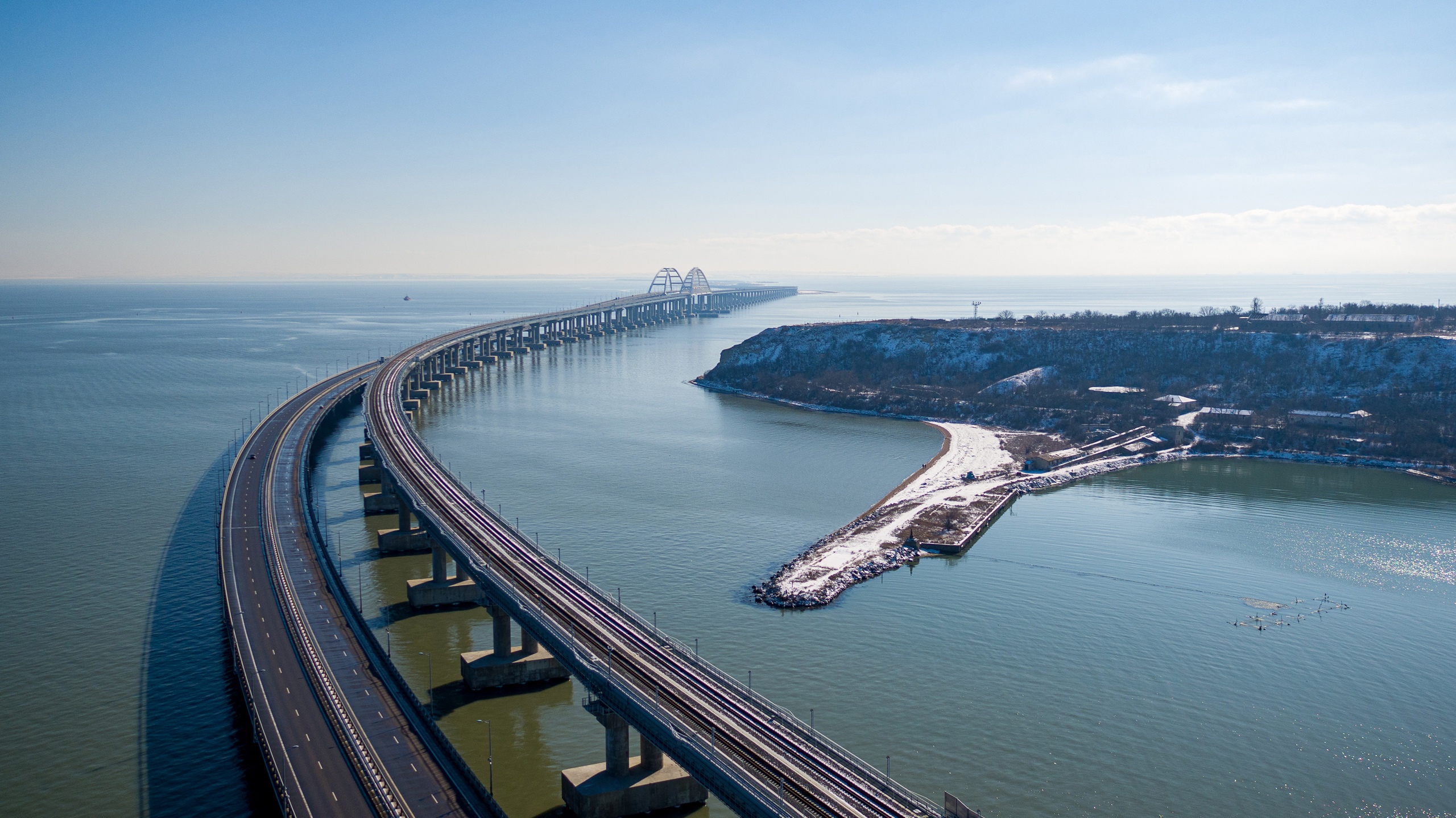 Рядом с автомобильным мостом идет и железнодорожный. Фото: Крымский мост