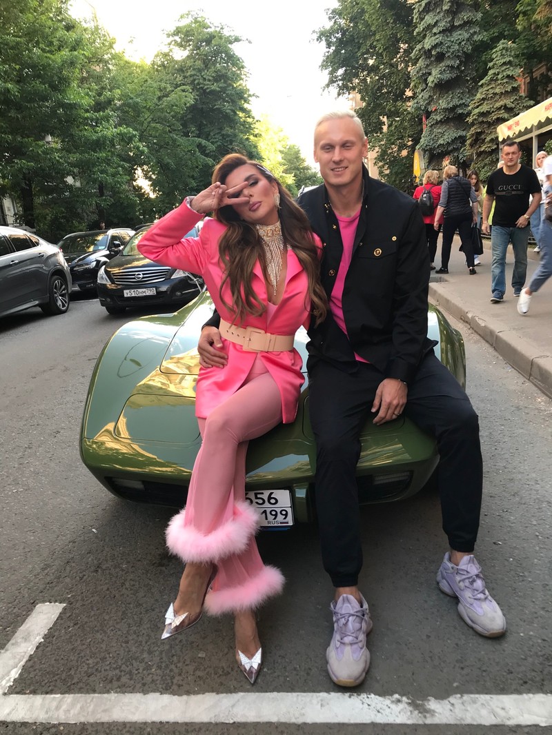 Певица с мужем эффектно подъехали на миниатюрном кабриолете.