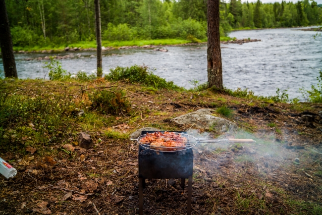 Вокруг костра не должно быть сухостоя и мусора, который потенциально может загореться. Фото: архив «КП»