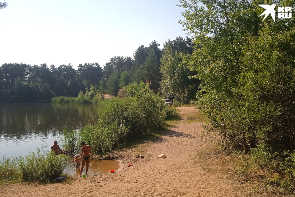 На карьере близ станции Дорошиха свежий воздух и есть, где укрыться от солнца.
