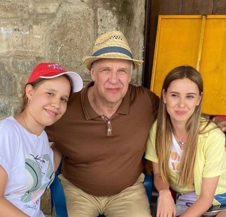 Актриса Марина Сердешнюк и ее экранный папа - Сан Саныч Беркович (актер Александр Феклистов). Фото: соцсети