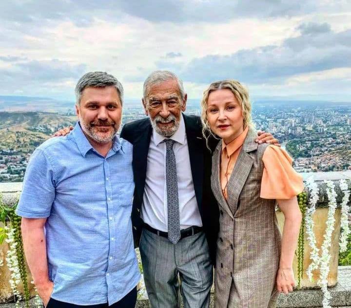 С Вахтангом Кикабидзе - Джемал Тетруашвили и Ольга Медынич. Фото: соцсети