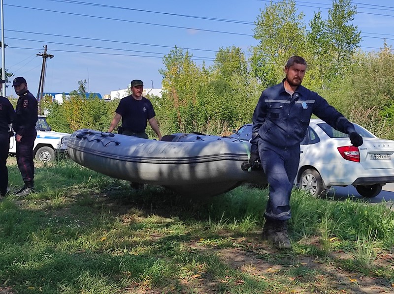 Для поисков в водоеме принесли лодку