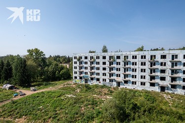 Слева (внизу) палатки очередной съемочной группы.