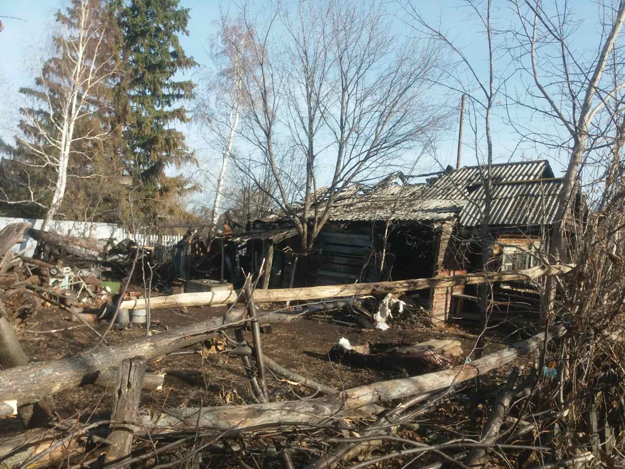 Сожженные строения находятся на окраине села, но есть риск распространения огня на жилые дома