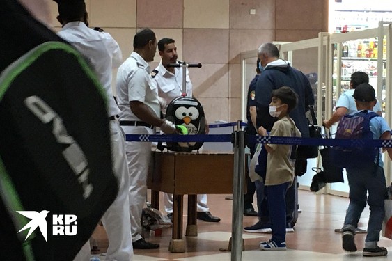 Все сотрудники аэропорта Шарм-эш-Шейха делали вид, что усиленно что-то искали, а на самом деле собирали деньги