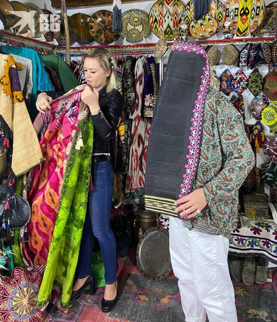 В Самарканде корреспонденту Дине Карпицкой довелось примерить настоящую узбекскую паранджу из конского волоса.