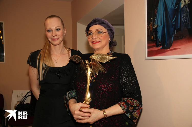 Нина Русланова с дочерью Олесей на вручении премии "Ника" в 2011 году.