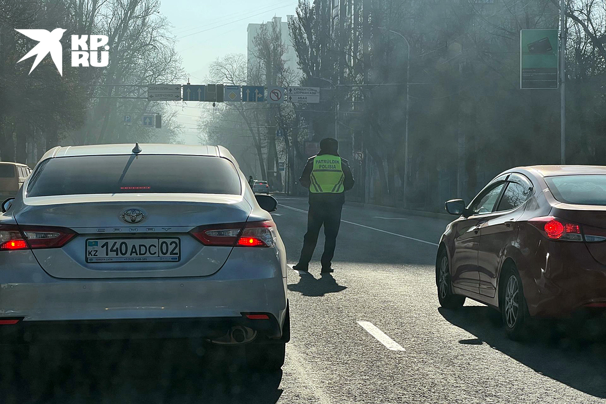 Кругом стоят гаишники, направляя ползучие потоки в объезд центра