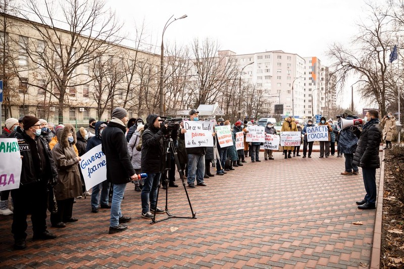 У здания предприятия "Франзелуца" собралось около ста человек (Фото: сайт партии ШОР).