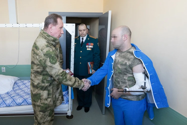 Золотов вручил отличившимся бойцам боевые награды