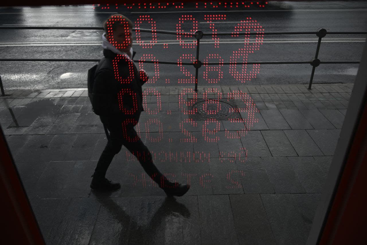 С 9 марта в России нельзя поменять рубли на наличные доллары и евро. Купить ее на бирже можно, но с 12-процентной комиссией.