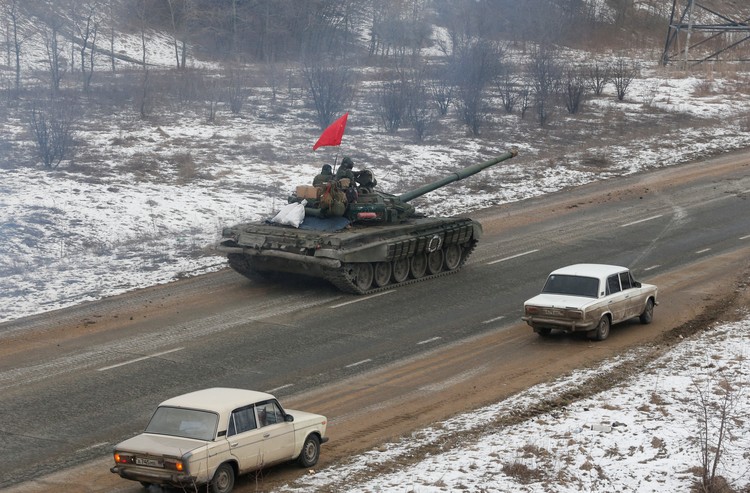 Танк сил ДНР с флагом СССР на украинских дорогах.
