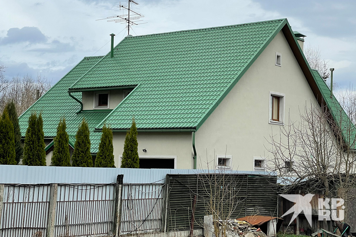 Семейная пара, купившая у Макаревича дом в Подушкино, теперь тоже живет за границей.