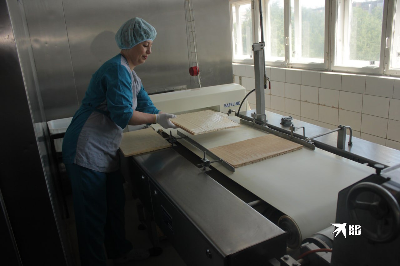 Вафельные листы перед тем как их разрежут на полоски конфет.