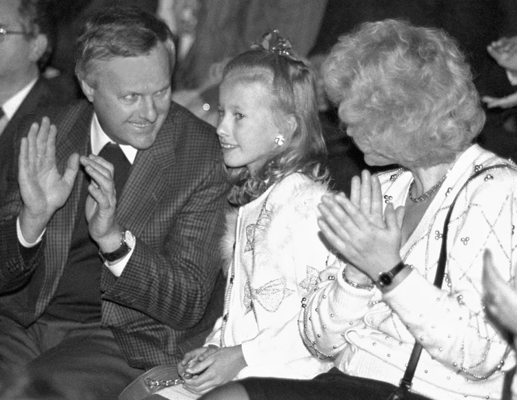 Анатолий Собчак с дочерью Ксенией и женой Людмилой Нарусовой в Эрмитажном театре. Ноябрь 1993 года ssxg6yx12x21