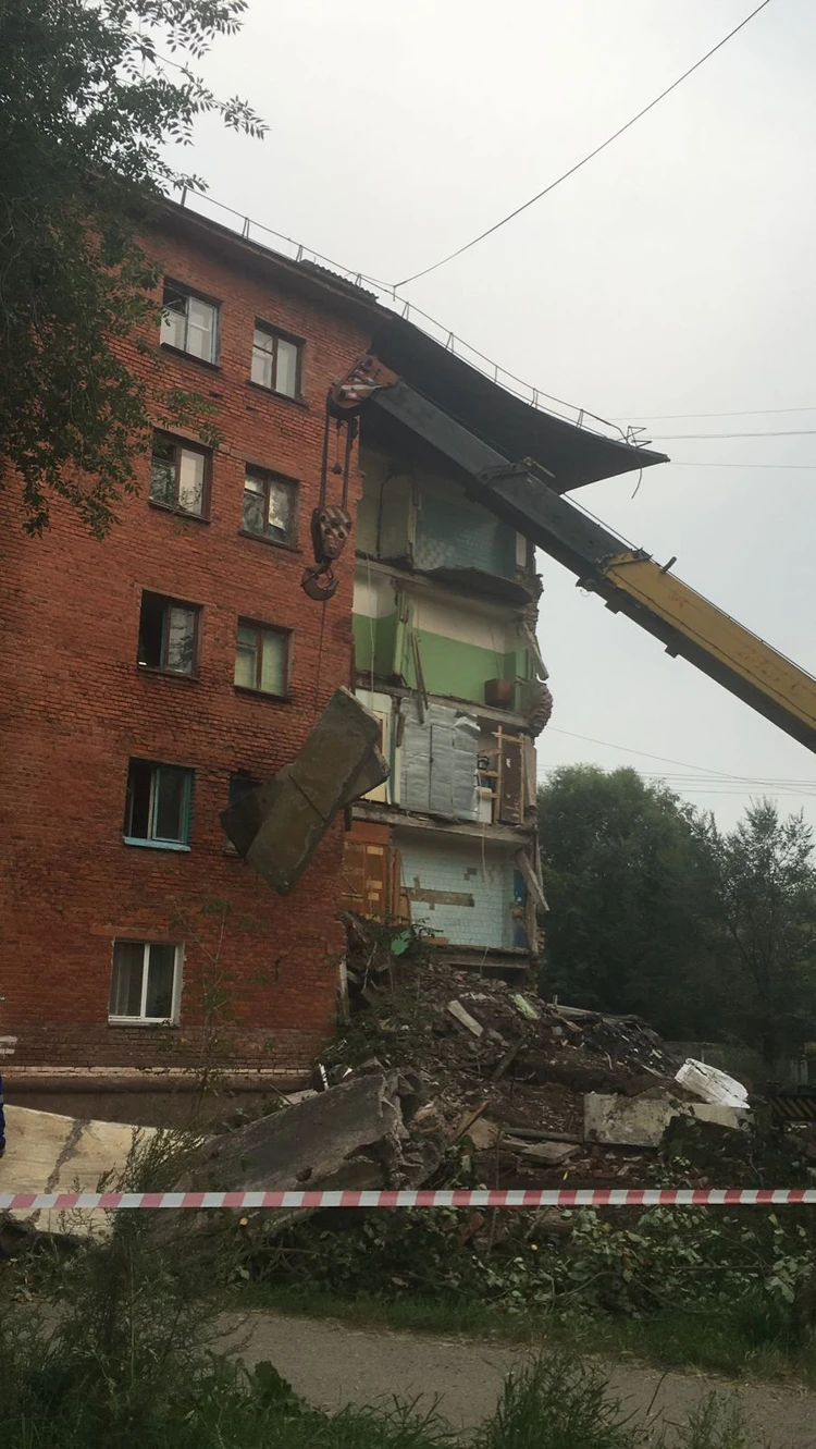 Щели огромные, было страшно, месяц назад мы съехали»: мать двоих детей  снимала квартиру и не жила в обрушившемся омском доме - KP.RU