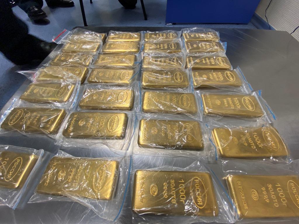 Всего злоумышленники попытались незаконно вывезти из России 225 кг золота.