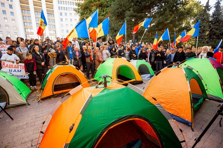 Манифестанты установили палатки перед Парламентом: «Мы будем находиться  здесь, пока не добьемся отставки власти PAS» - KP.MD