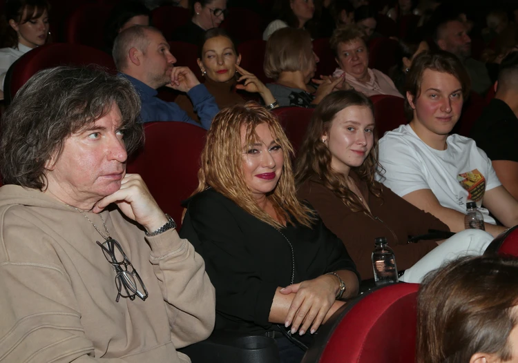 Певица Алена Апина посетила премьеру фильма Покерфейс с тайным возлюбленным
