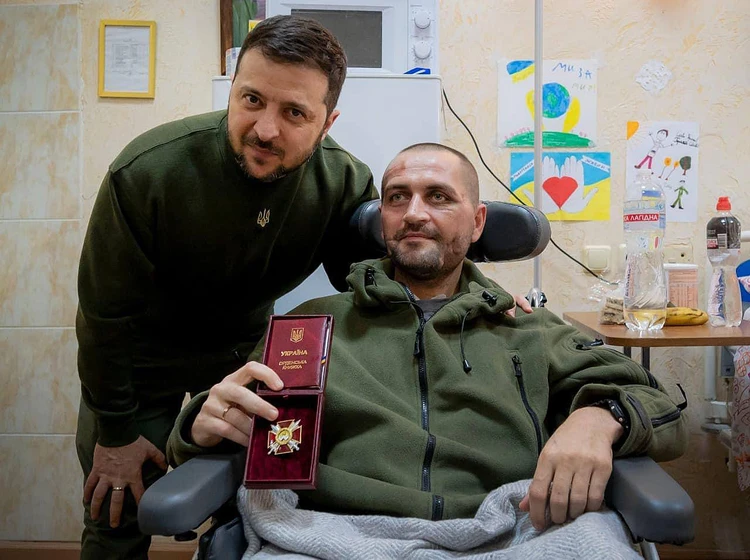 Зеленский наградил комбата 93-й ОМБр Дмитро Бухала, получившего тяжелое увечье при защите Бахмута