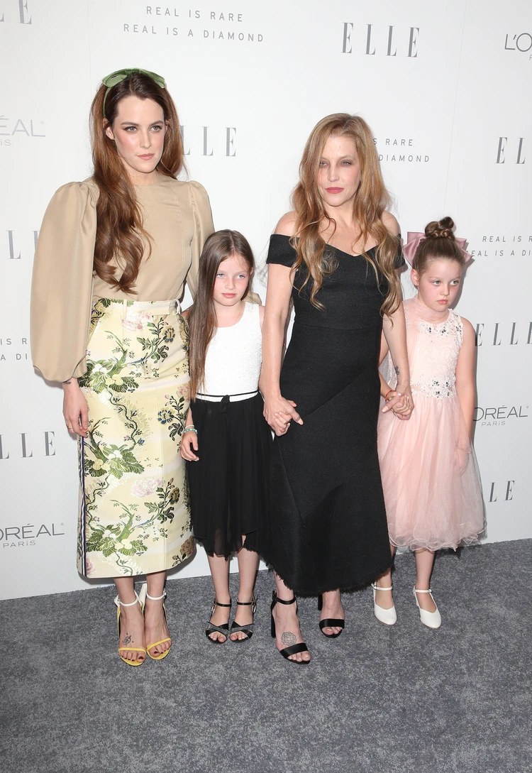 Лиза Мария со старшей дочкой Райли и младшими близнецами Харпер и Финли.
