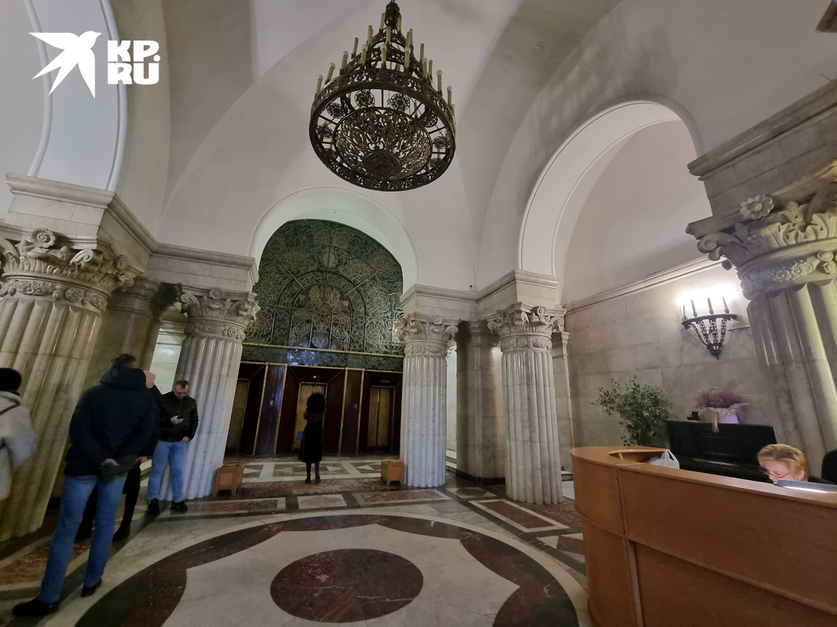 Посмотреть подъезд высотки на Баррикадной можно только в составе экскурсии