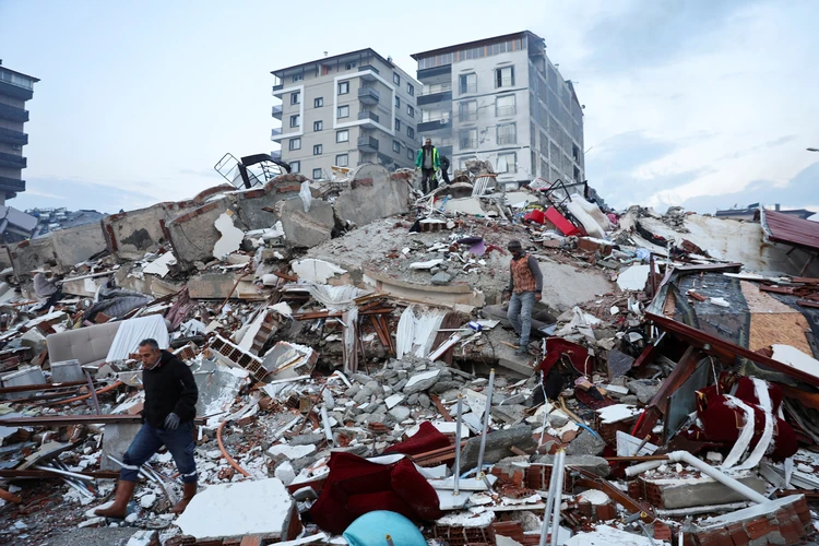 По сообщению официального представителя турецкого Управления по чрезвычайным ситуациям Орхана Татара, на 9.30 (мск) числилось 3381 погибших, 5175 зданий полностью разрушены, еще 11300 домов находятся под угрозой обрушения.